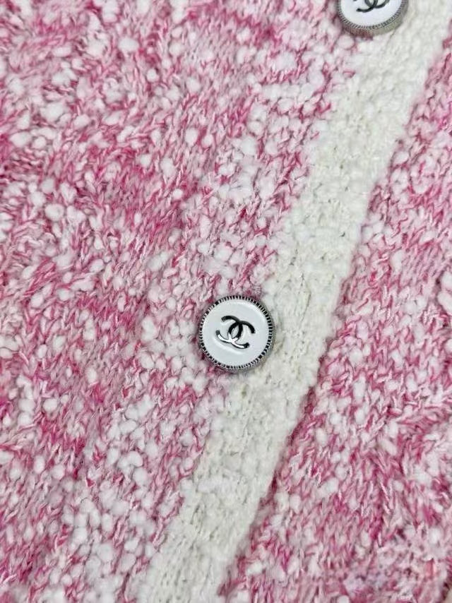 25 knitted contrast color cardigan