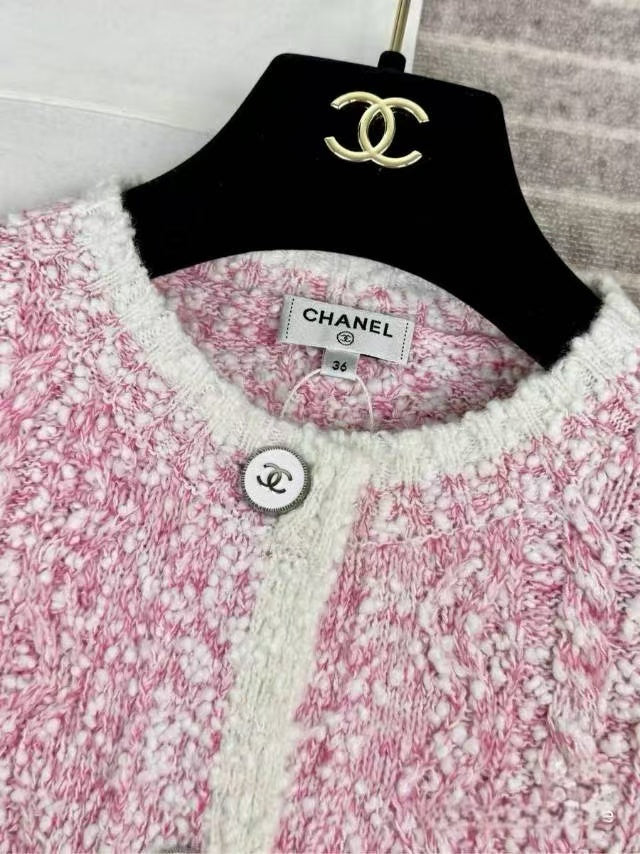 25 knitted contrast color cardigan