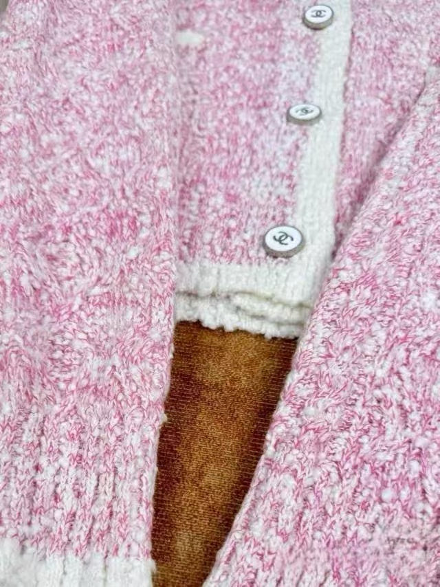 25 knitted contrast color cardigan