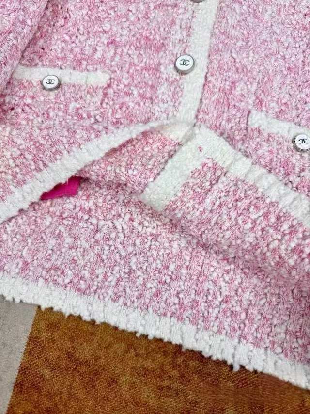 25 knitted contrast color cardigan