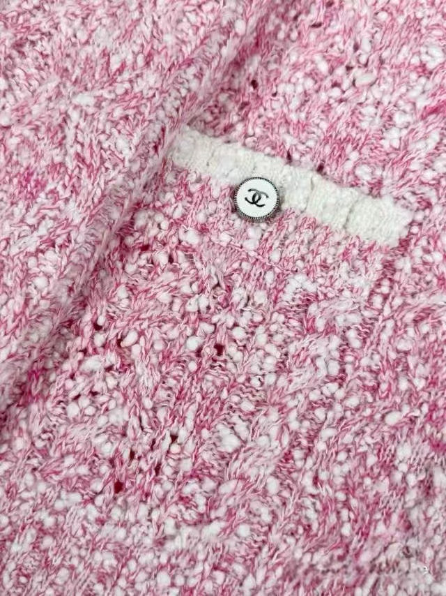 25 knitted contrast color cardigan