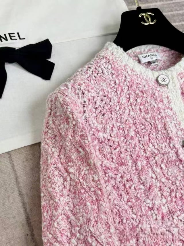 25 knitted contrast color cardigan