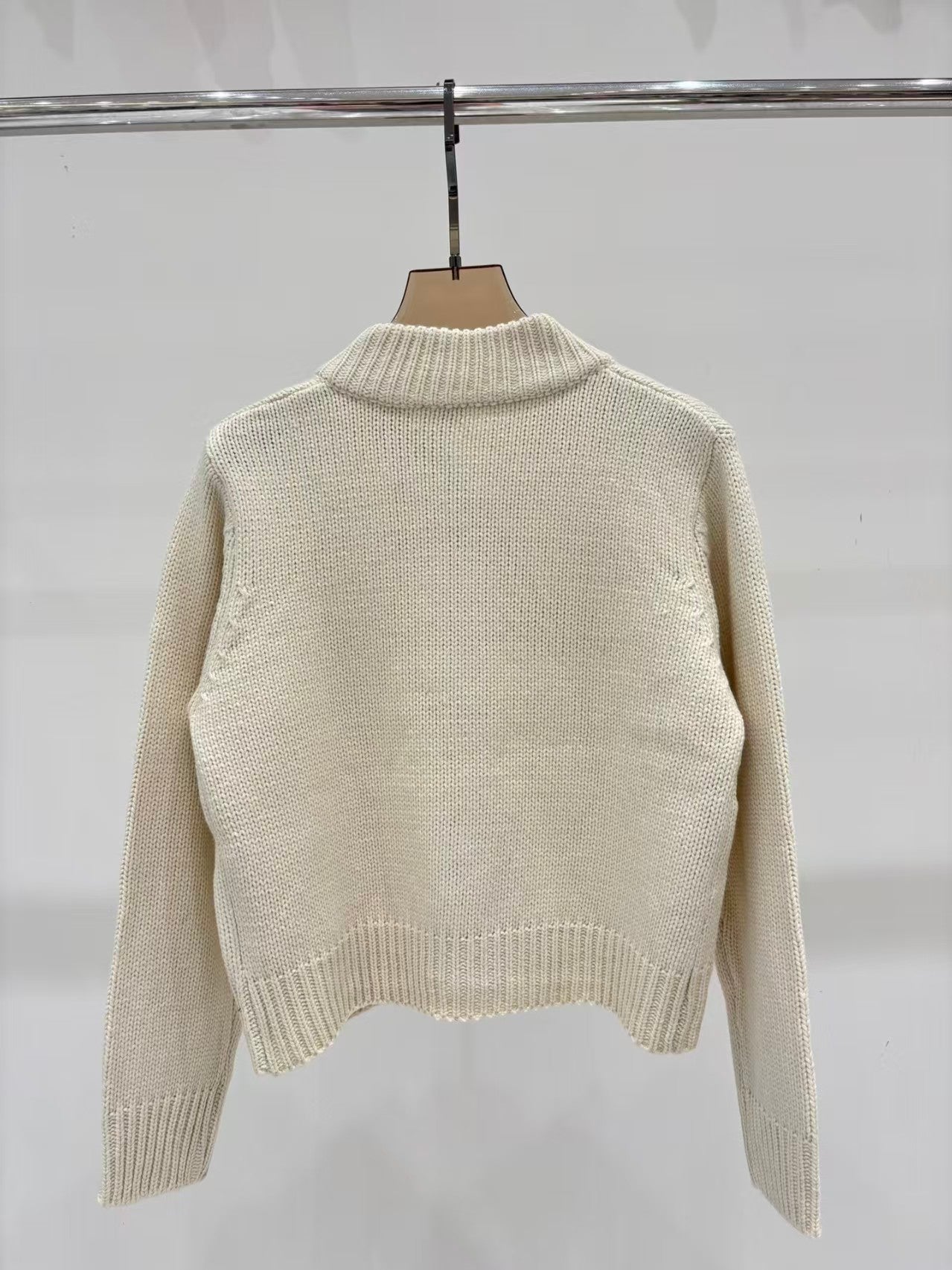 New logo embroidered inlaid metal button cardigan