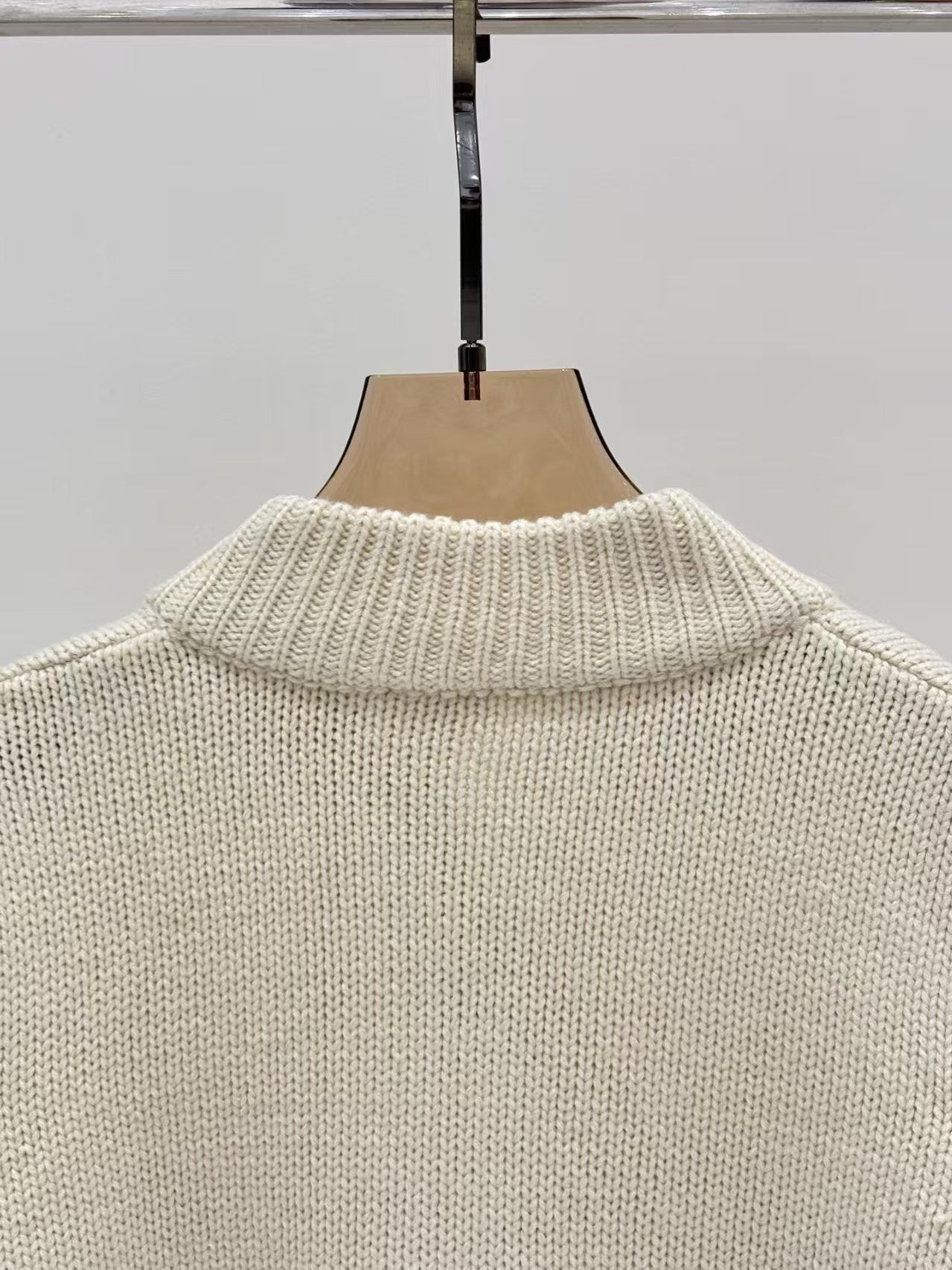 New logo embroidered inlaid metal button cardigan