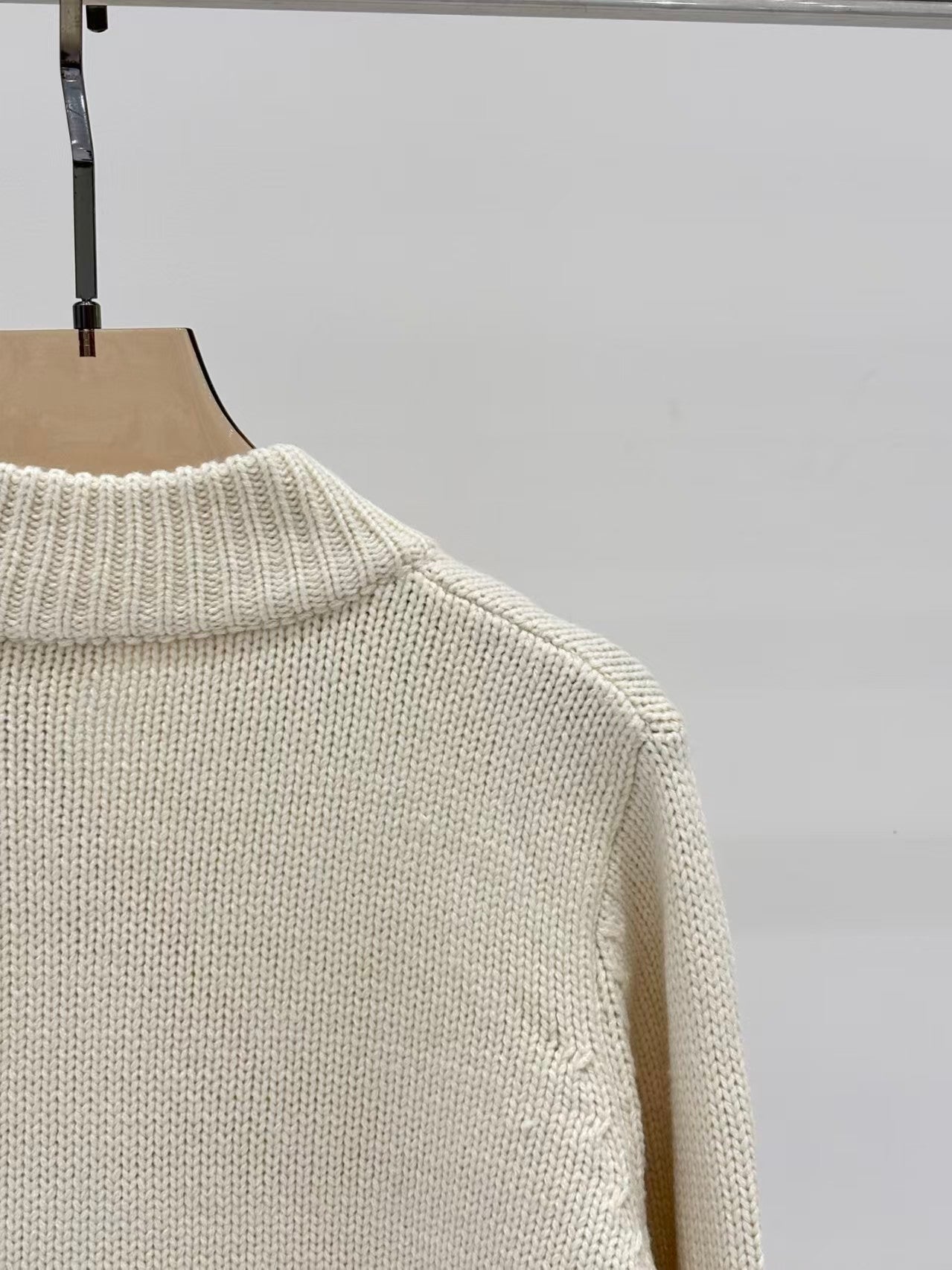 New logo embroidered inlaid metal button cardigan