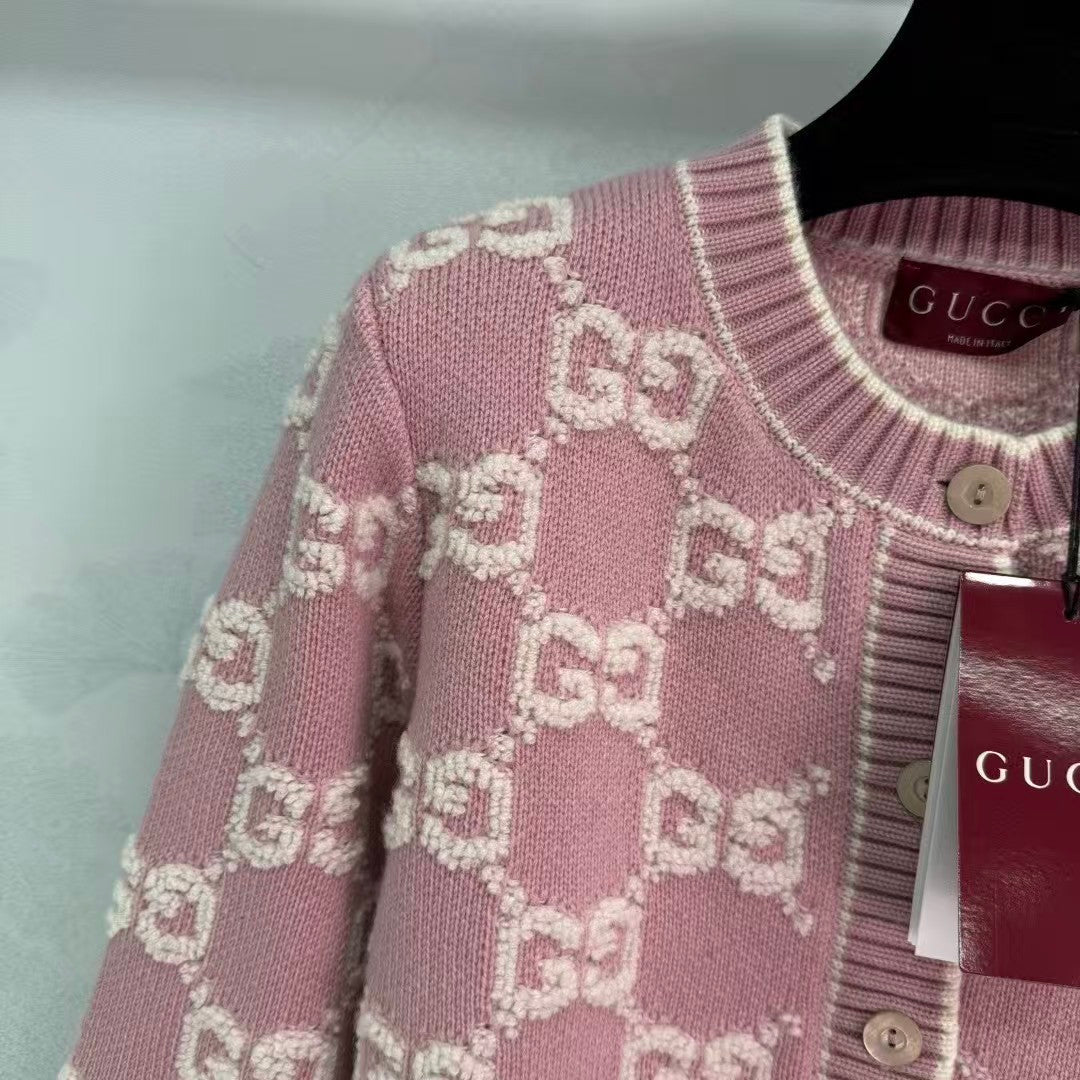 New round neck knitted cardigan