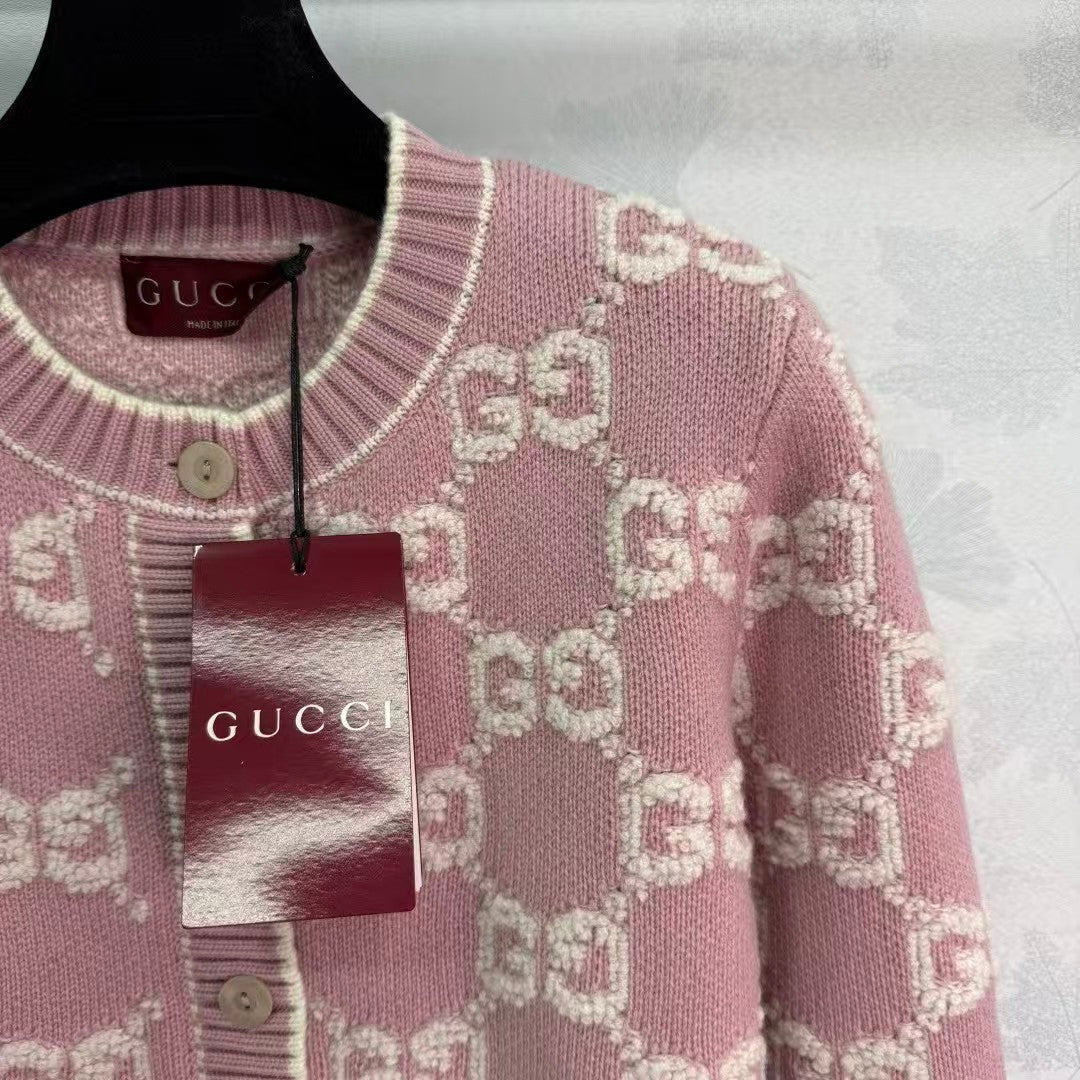 New round neck knitted cardigan