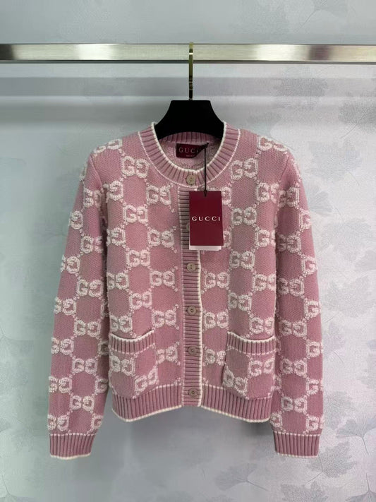 New round neck knitted cardigan