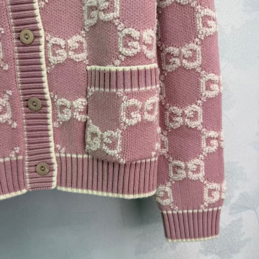 New round neck knitted cardigan