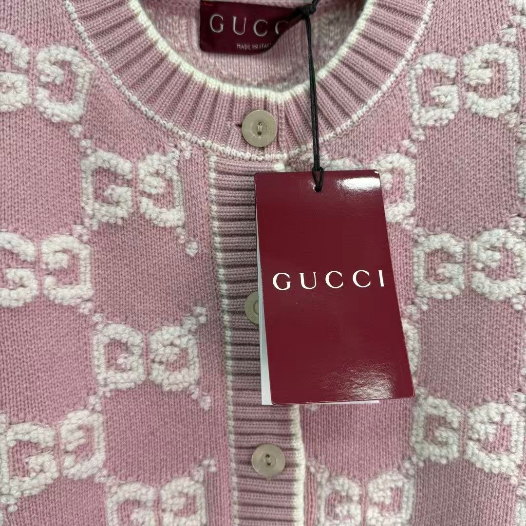 New round neck knitted cardigan