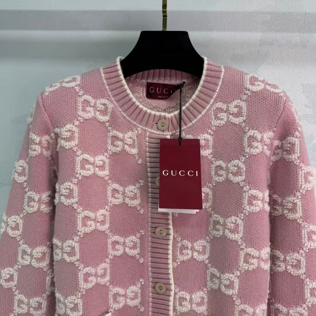 New round neck knitted cardigan