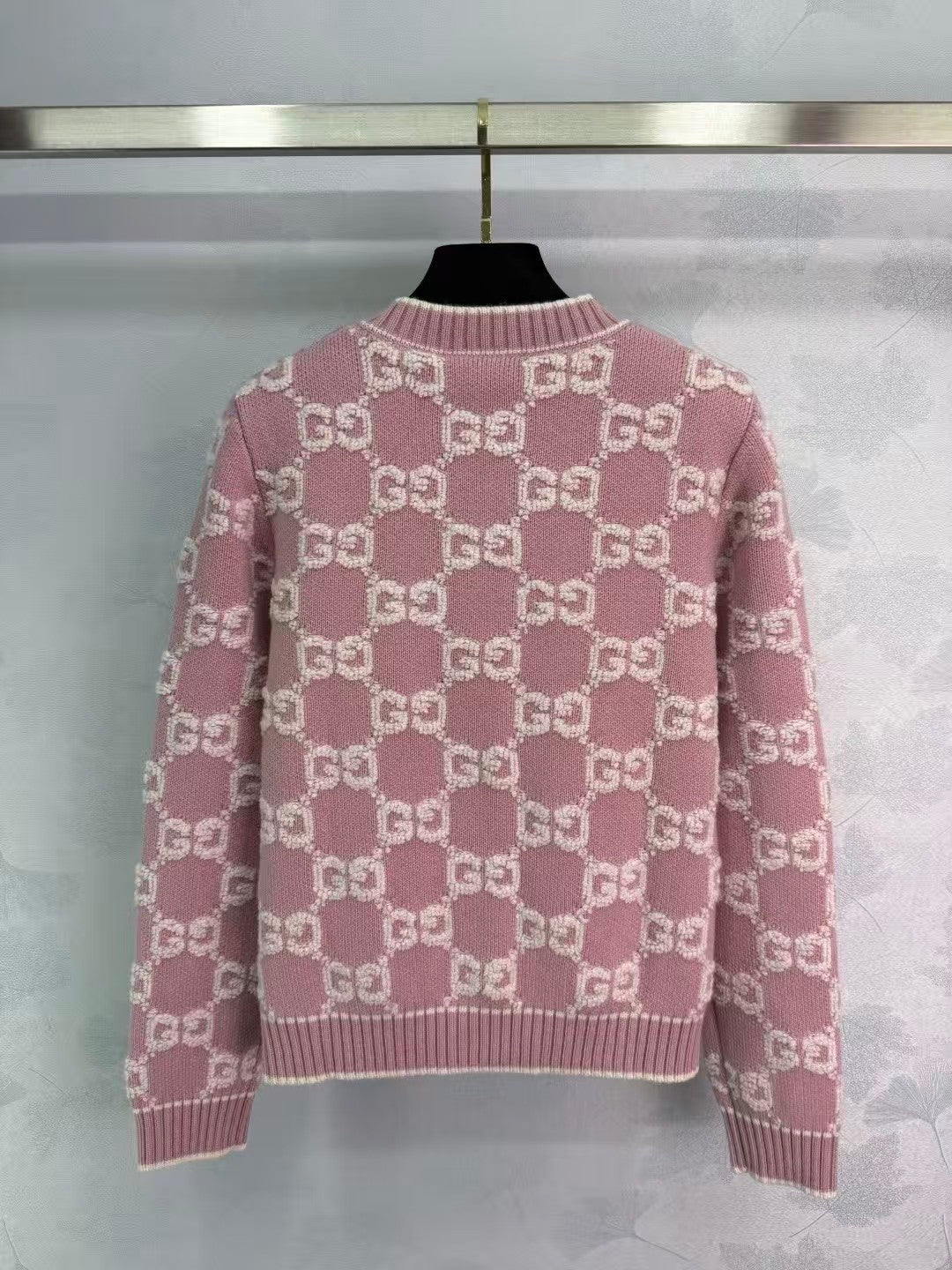 New round neck knitted cardigan