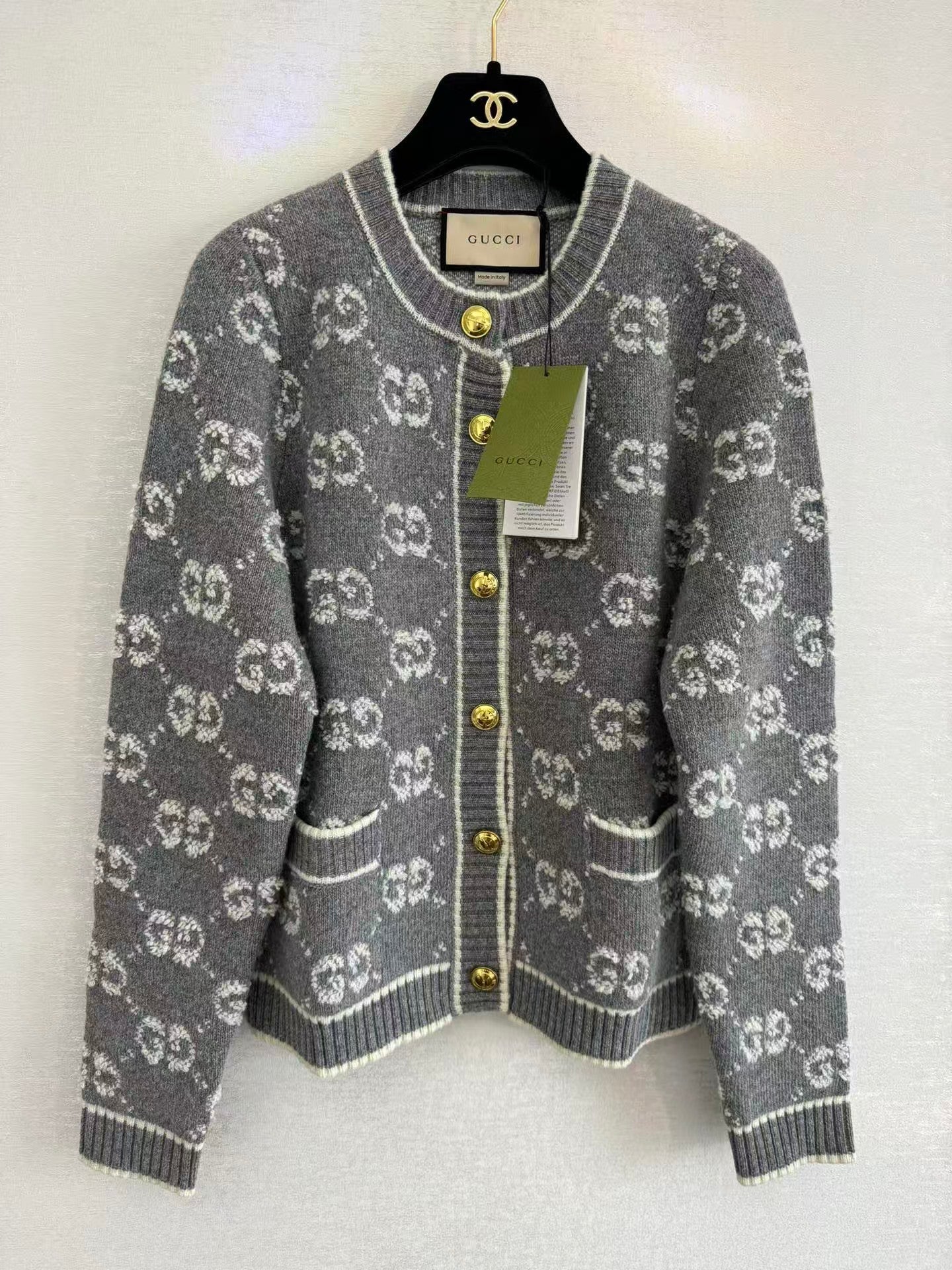 New round neck knitted cardigan