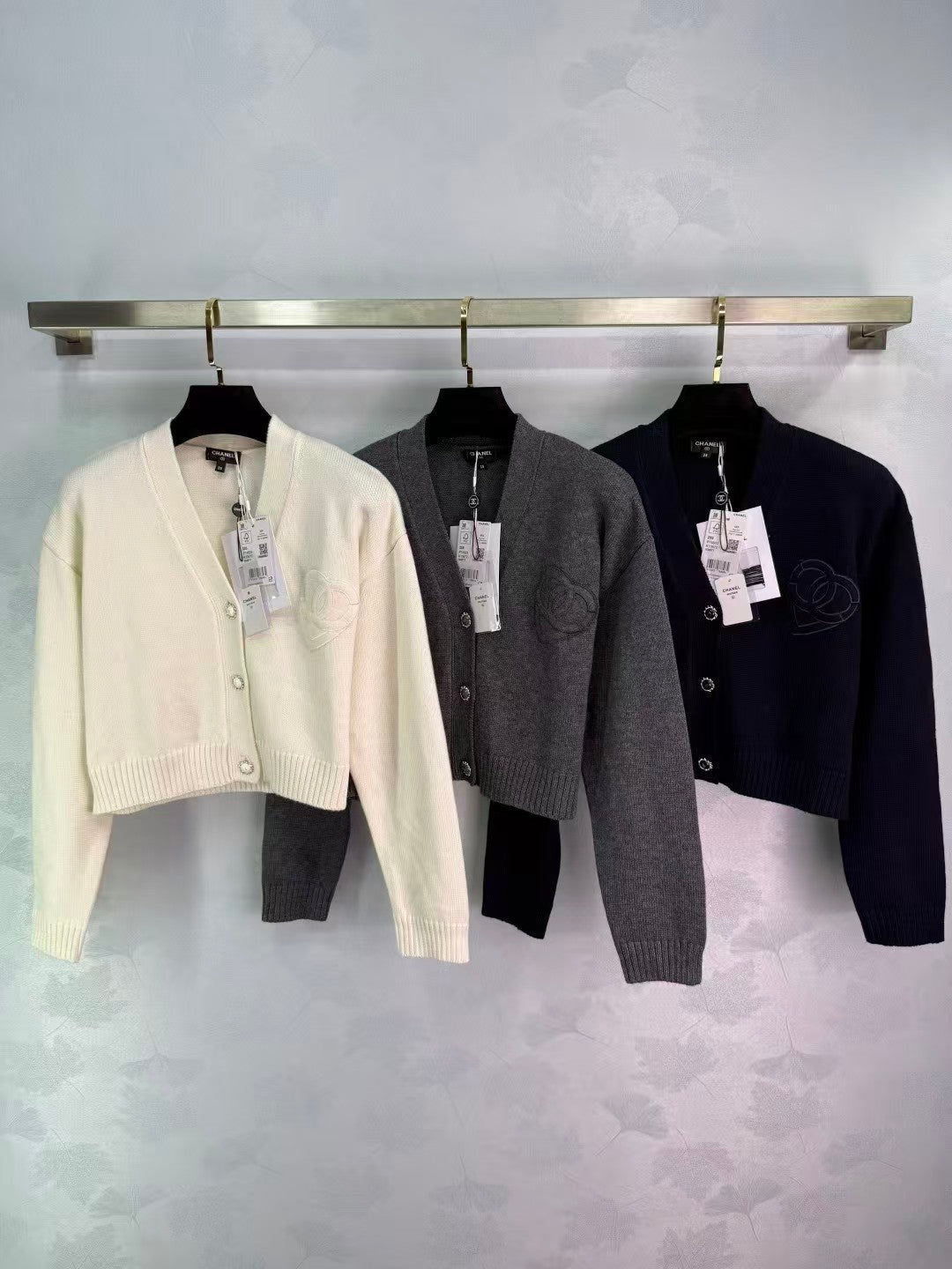 New V-neck knitted cardigan