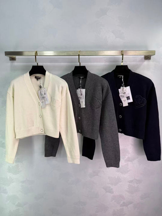 New V-neck knitted cardigan