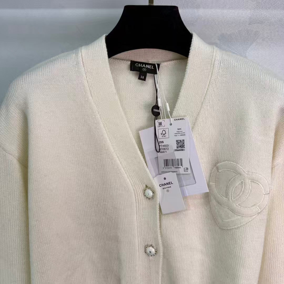 New V-neck knitted cardigan