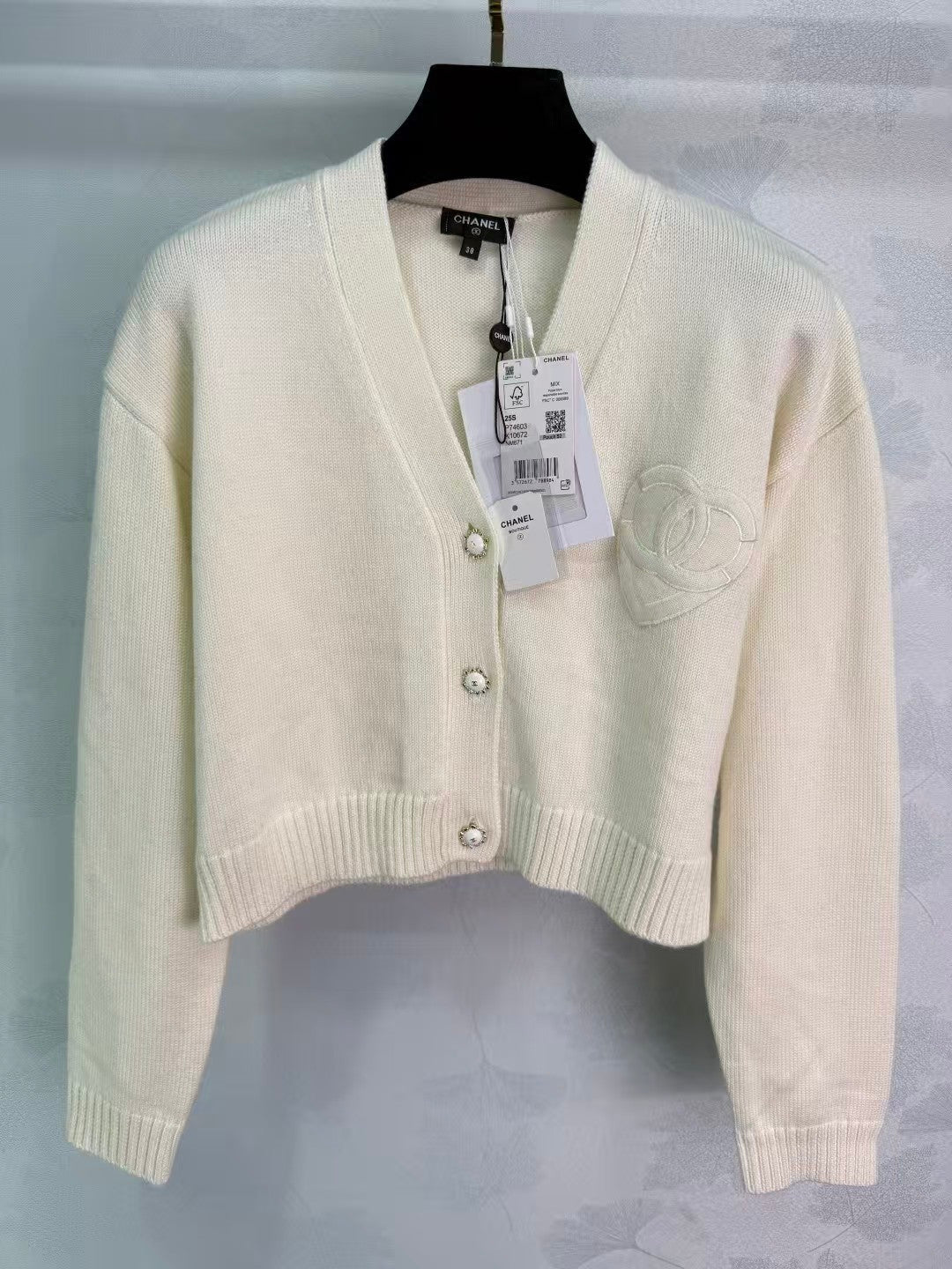 New V-neck knitted cardigan