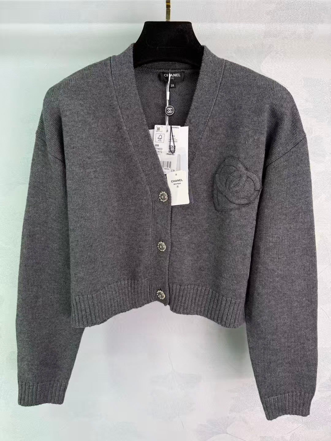 New V-neck knitted cardigan