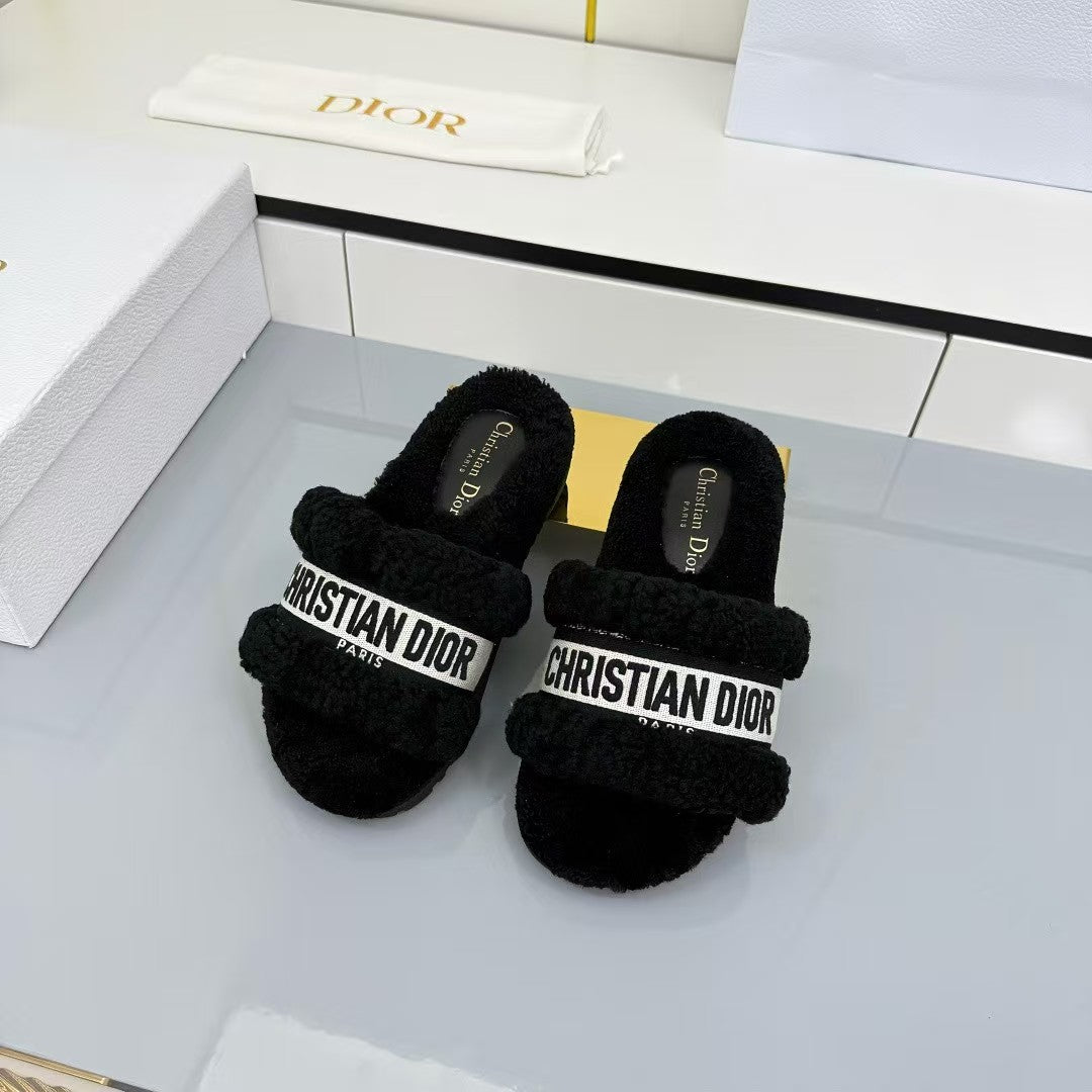 Embroidered wool slippers