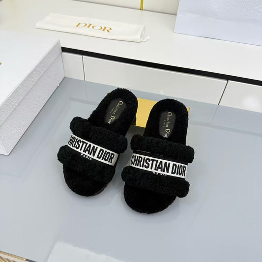 Embroidered wool slippers