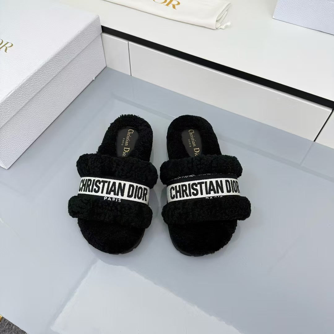 Embroidered wool slippers