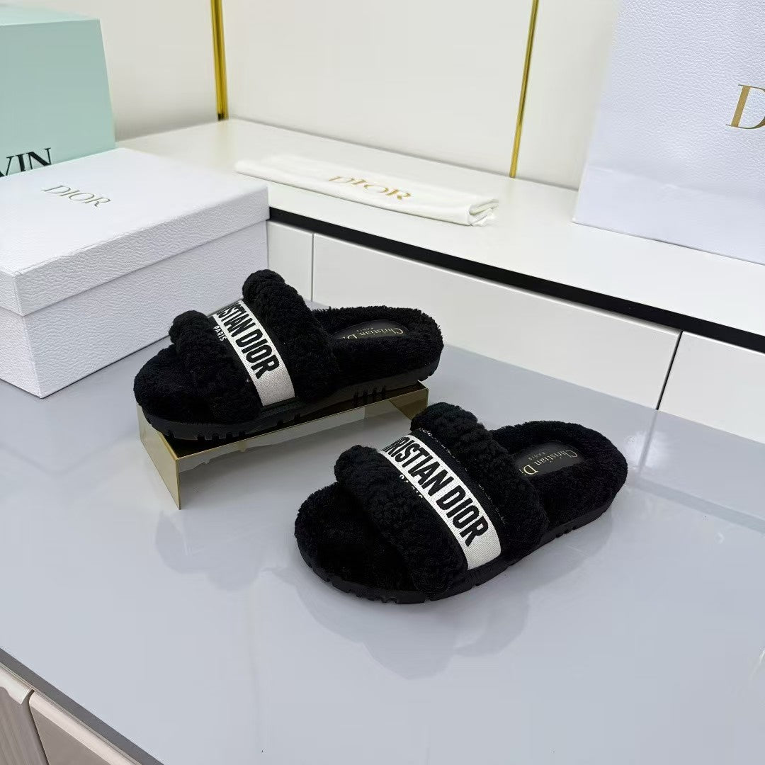 Embroidered wool slippers
