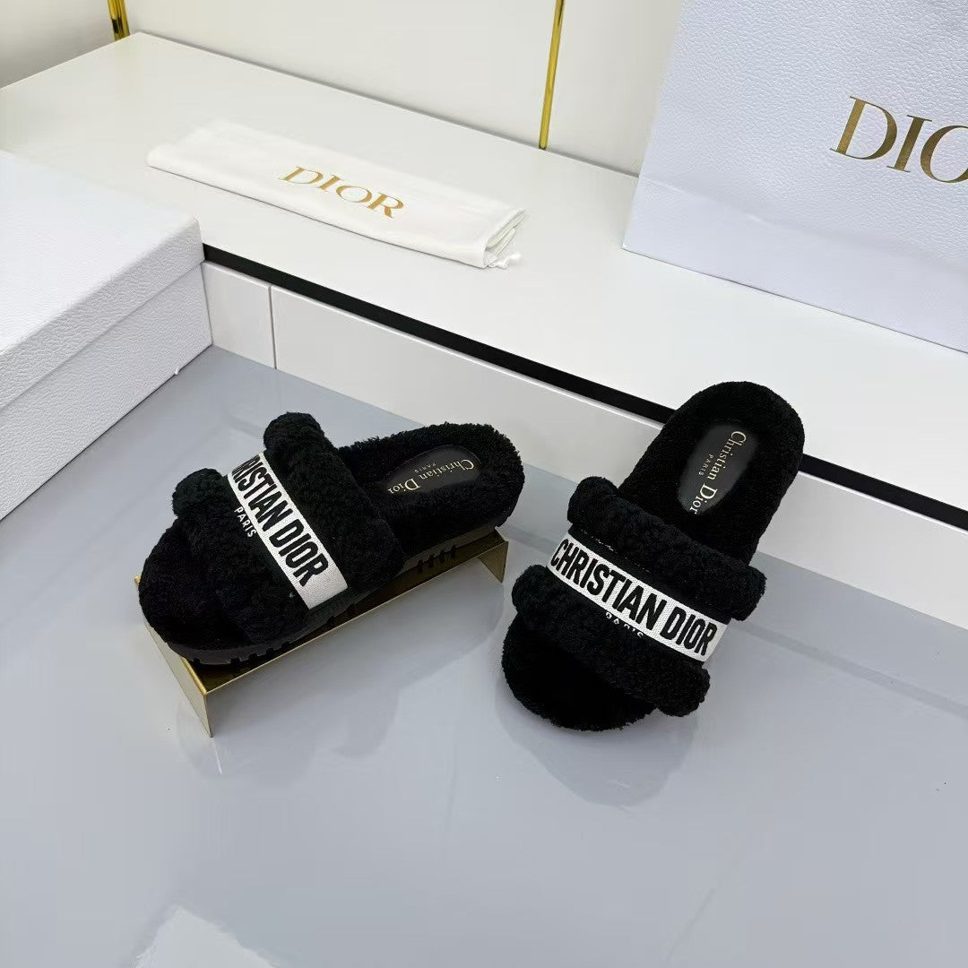 Embroidered wool slippers