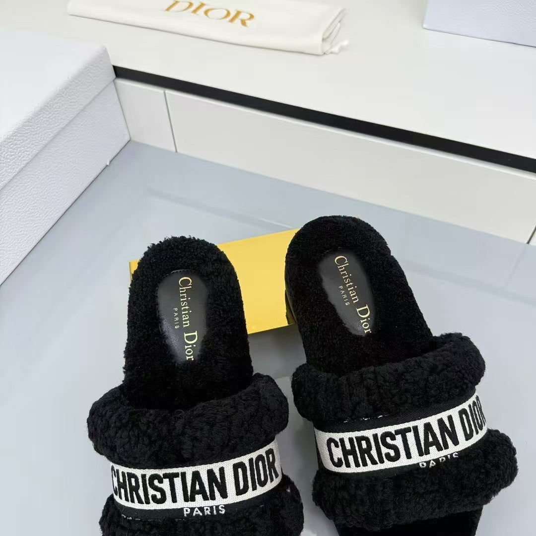 Embroidered wool slippers