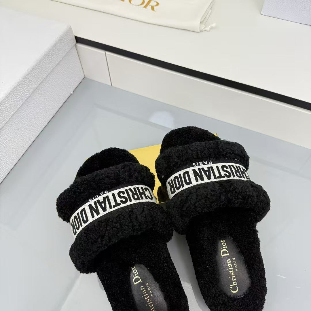 Embroidered wool slippers