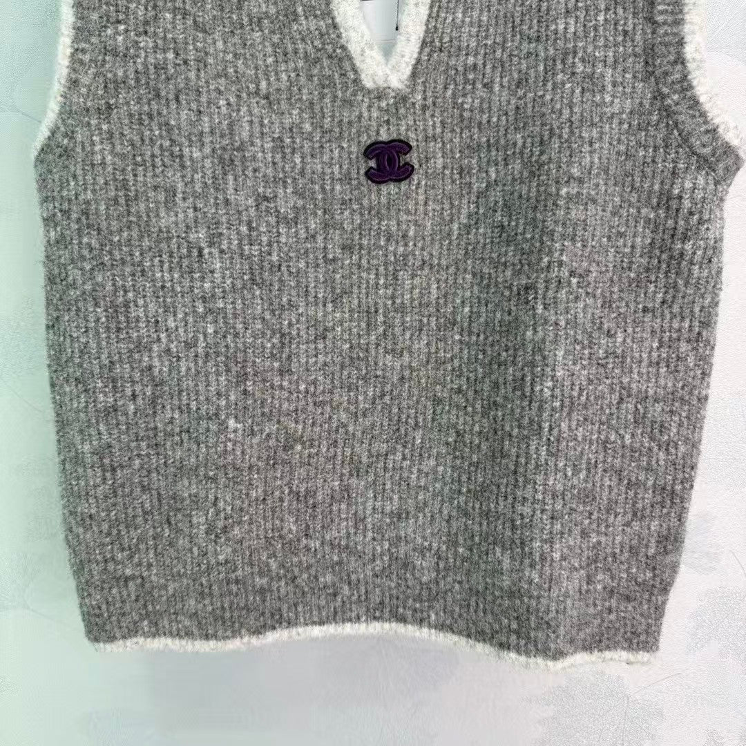New collared knitted vest