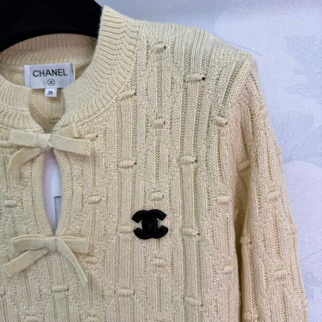 Double C logo + bow knit sweater