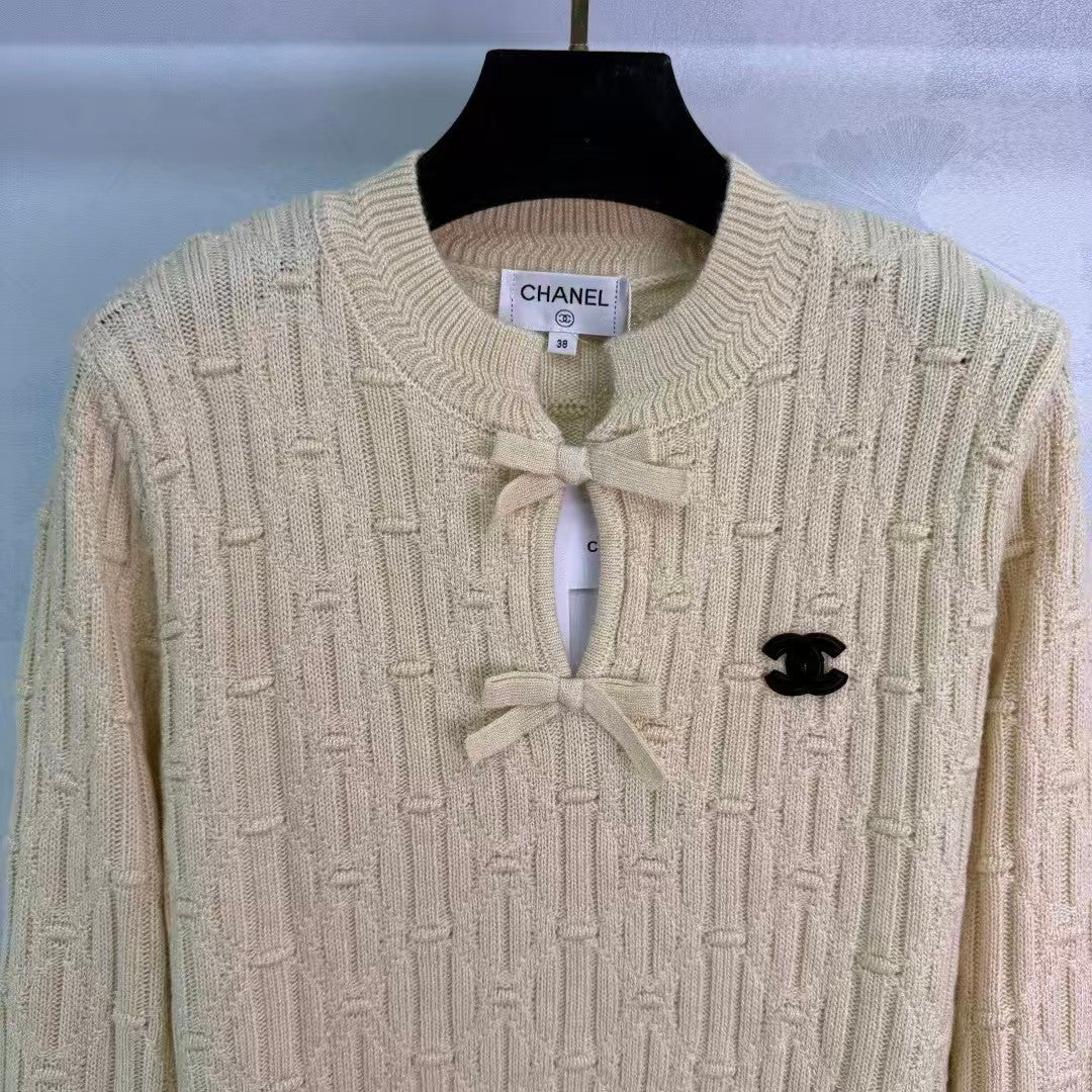 Double C logo + bow knit sweater
