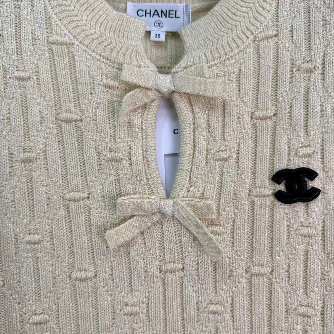 Double C logo + bow knit sweater