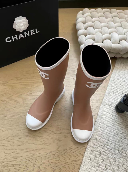 Seamless top-mounted rain boots
