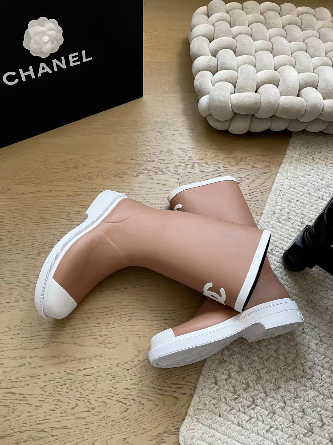 Seamless top-mounted rain boots