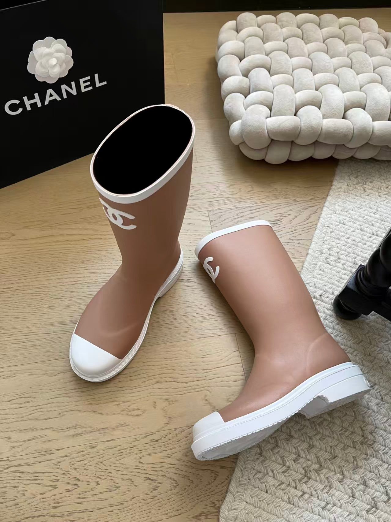 Seamless top-mounted rain boots