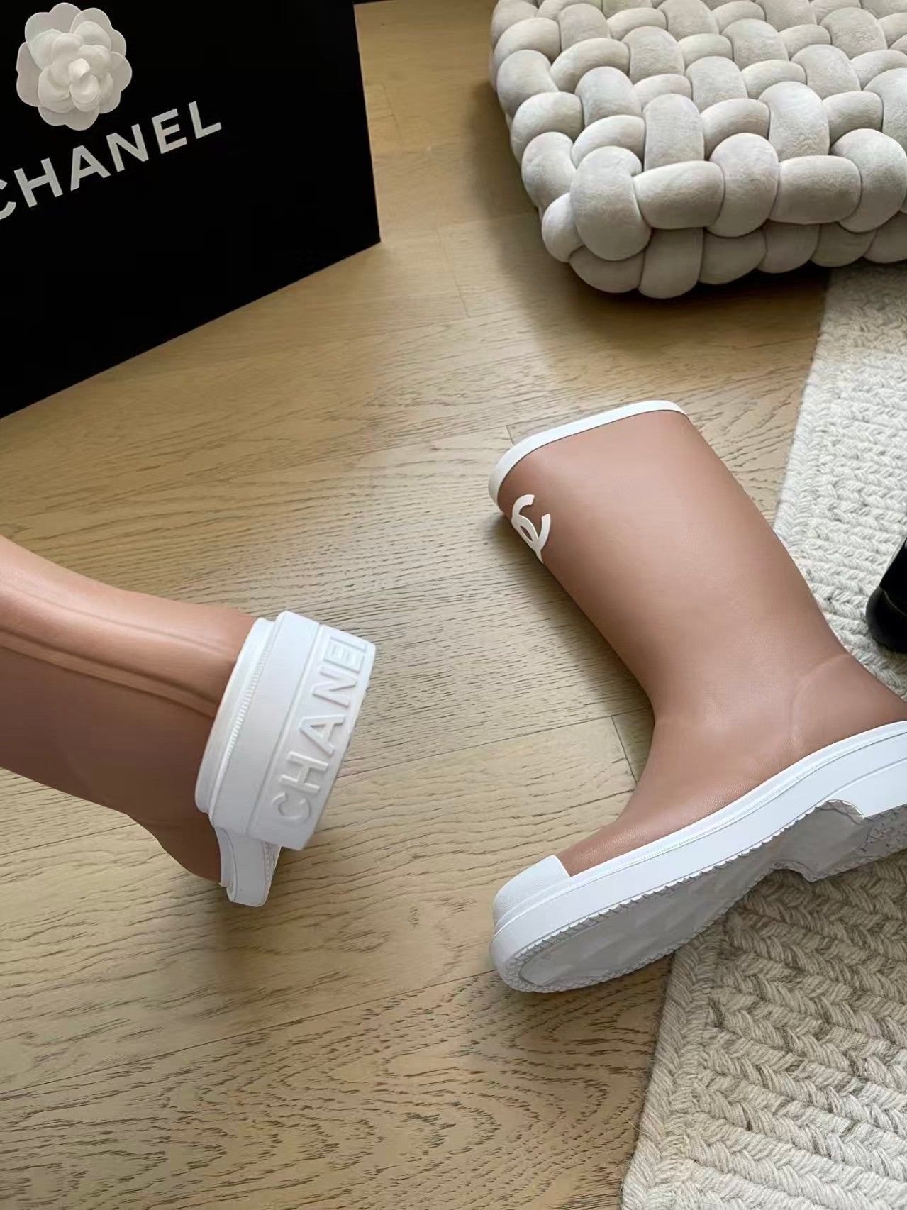 Seamless top-mounted rain boots