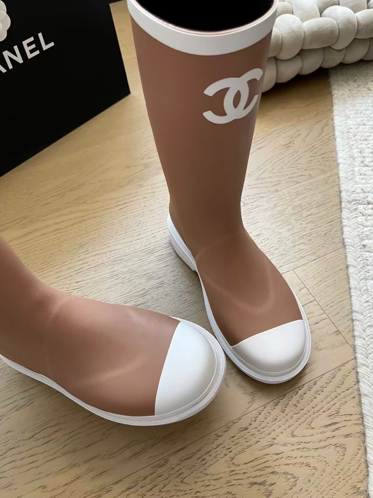 Seamless top-mounted rain boots
