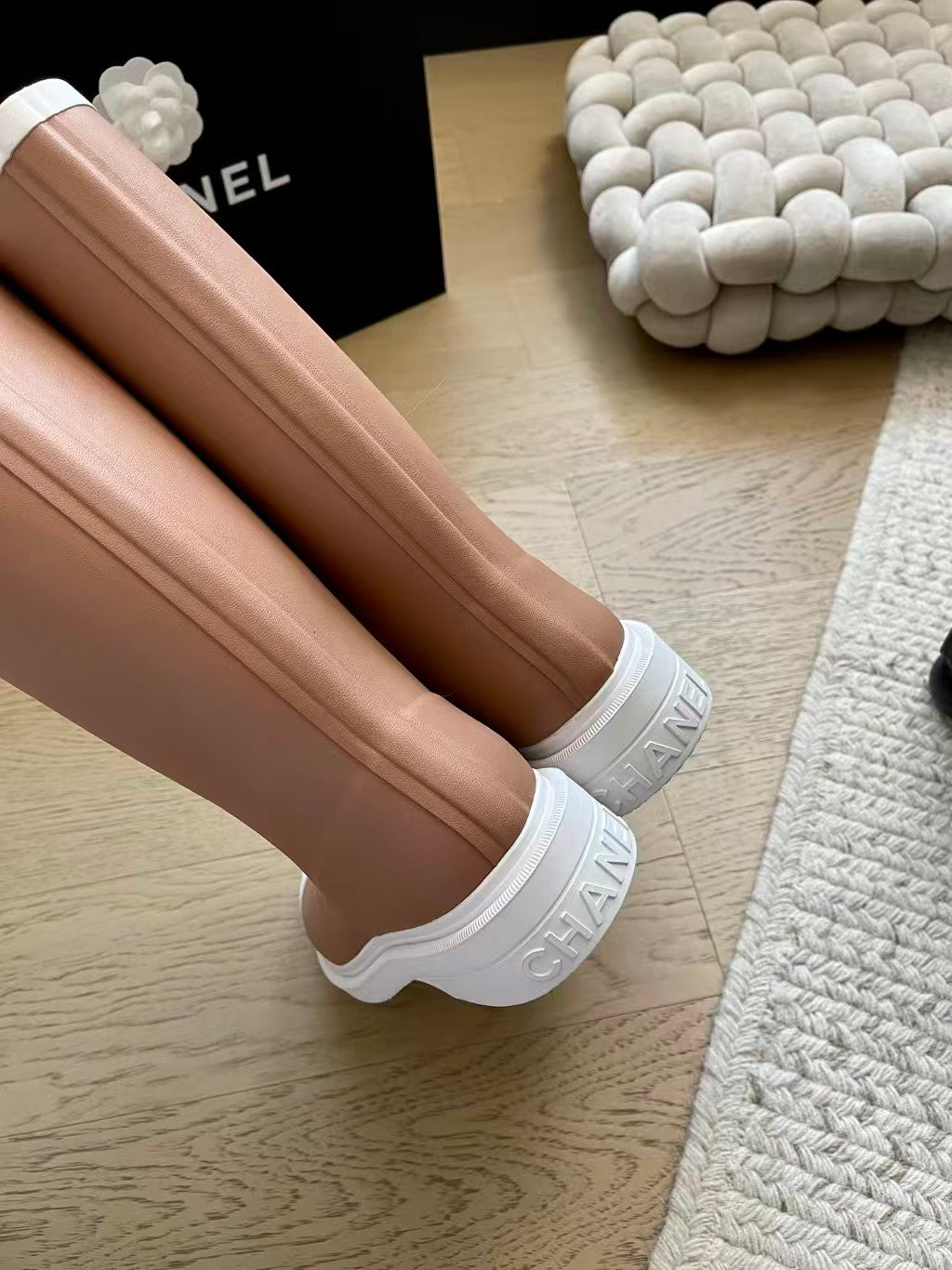 Seamless top-mounted rain boots