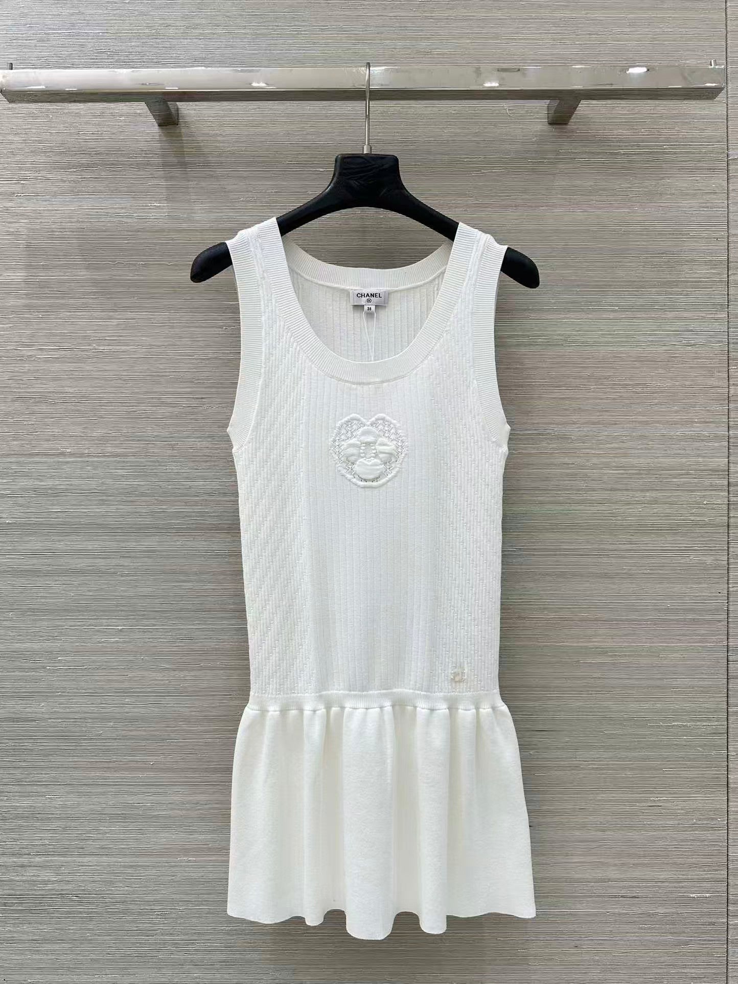 Heart-shaped 3D floral logo knitted vest dress
