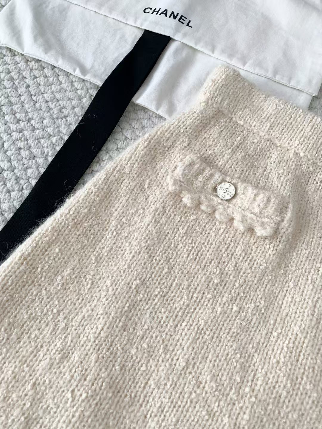 Off-white collared knitted skirt