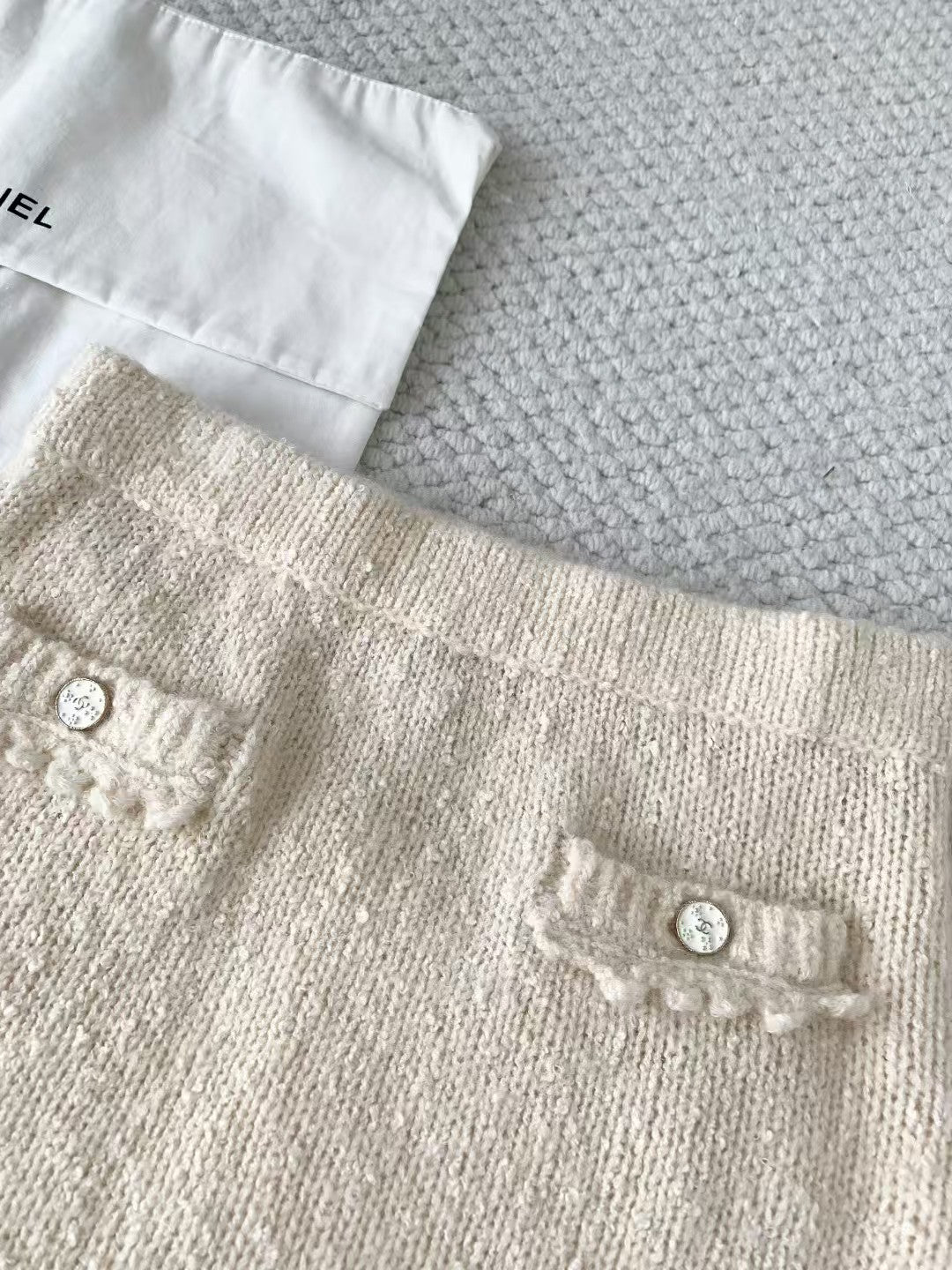 Off-white collared knitted skirt