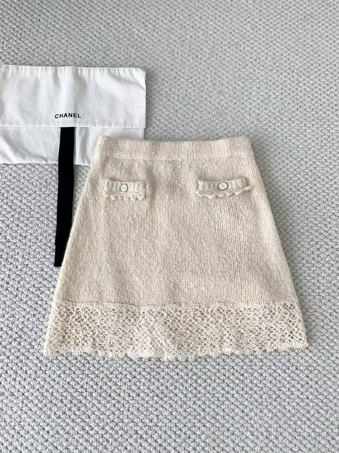 Off-white collared knitted skirt