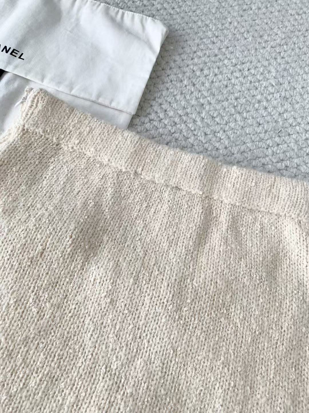 Off-white collared knitted skirt