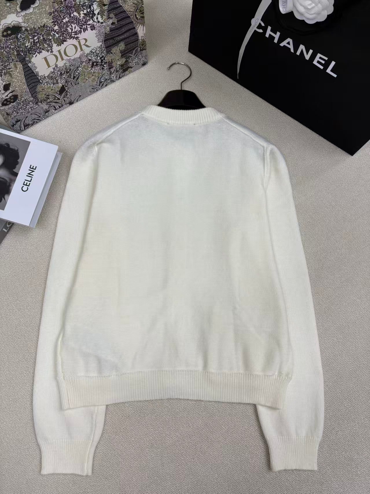 New knitted round-neck cardigan