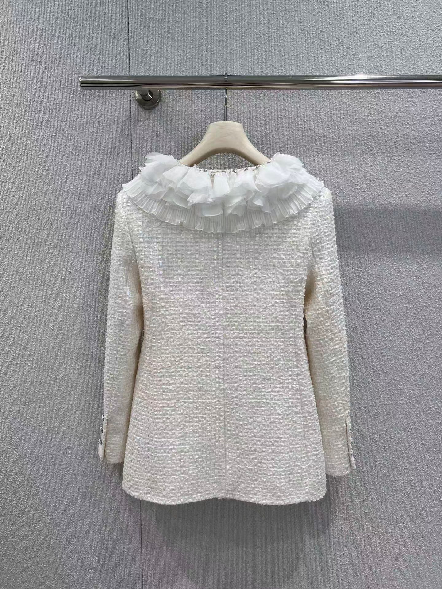 White floral pocket tweed jacket