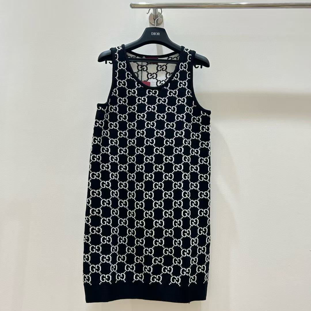 26. All-over jacquard vest dress with letter pattern, reversible design.