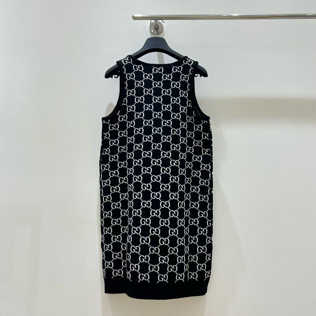 26. All-over jacquard vest dress with letter pattern, reversible design.