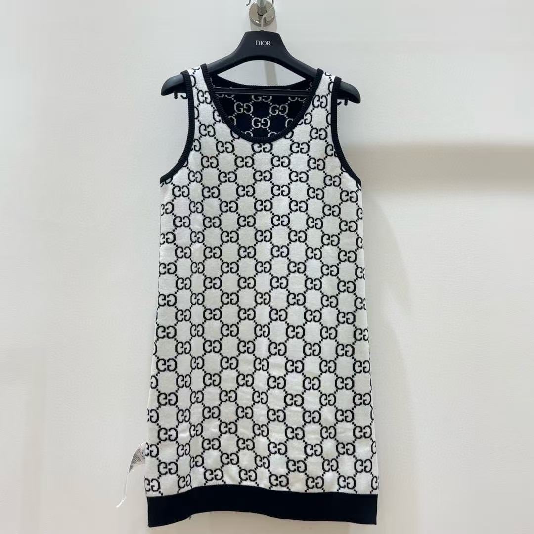 26. All-over jacquard vest dress with letter pattern, reversible design.