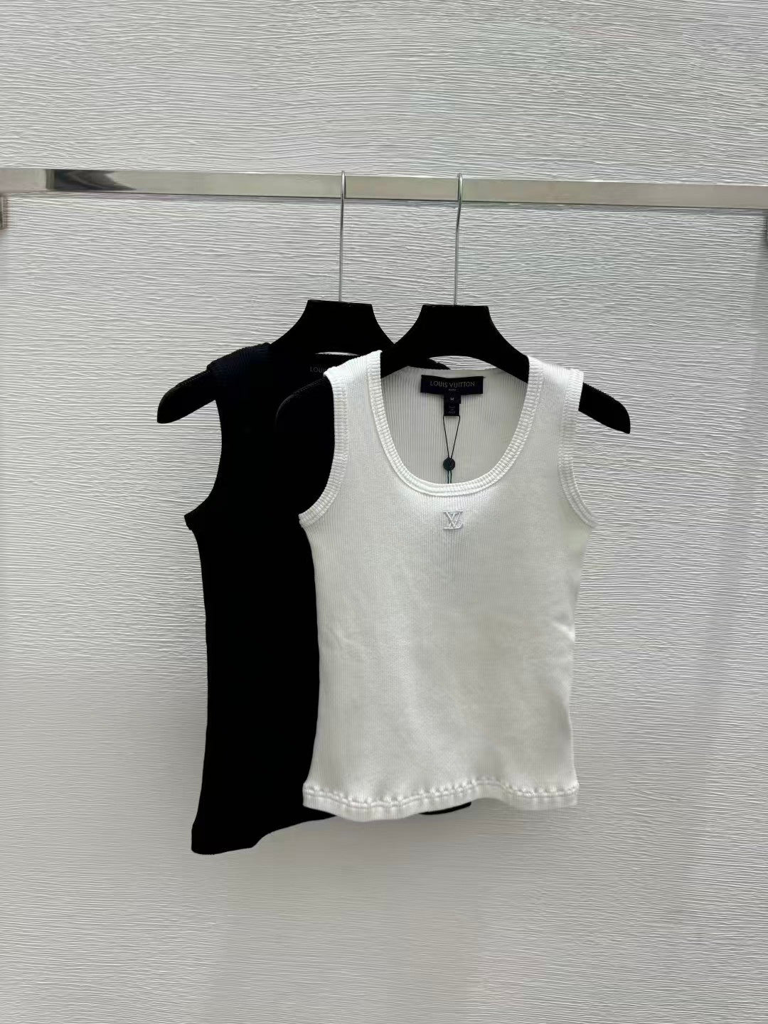 26. Solid-Color Simple Knit Vest